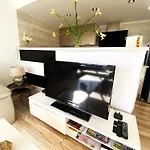 Spacious Comfortable Luxury 2 Bed/2 Bath Port شقة *